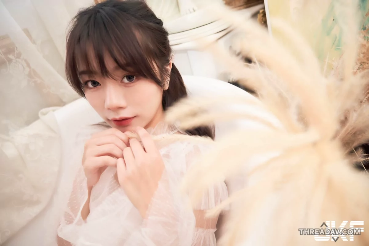 大眼甜心「優里Yuri」甜蜜約會時光，夢幻薄紗「深溝若隱若現」！ - 網路美女 | 眾矚目