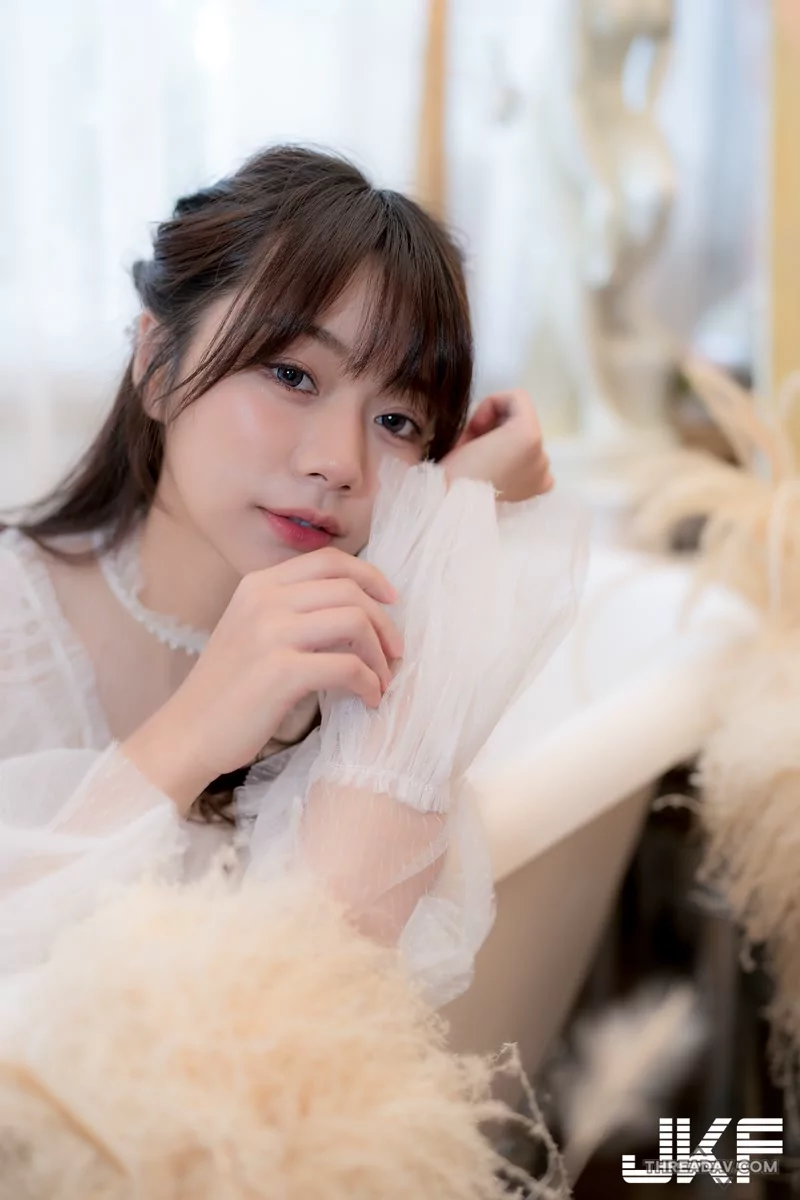 大眼甜心「優里Yuri」甜蜜約會時光，夢幻薄紗「深溝若隱若現」！ - 網路美女 | 眾矚目
