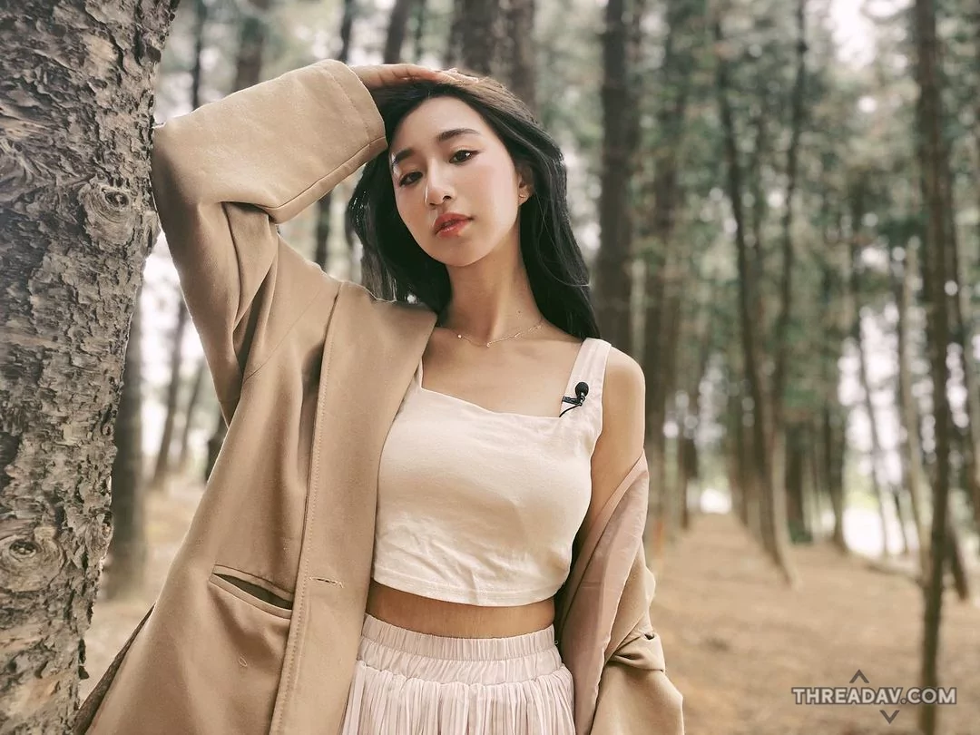 「氣質正妹」穿梭黑森林，展現時尚高級臉的超強魅力！- 網路美女