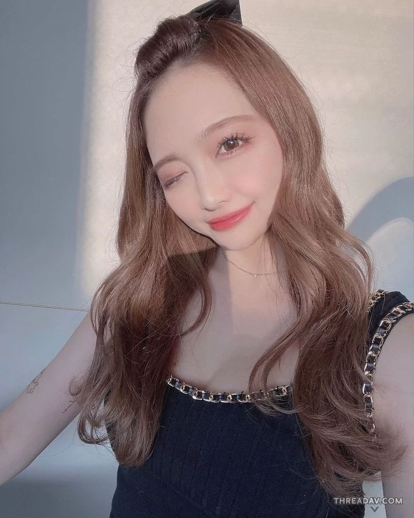 火辣櫻花妹細肩帶裝展現美背，鏤空設計引人遐想！