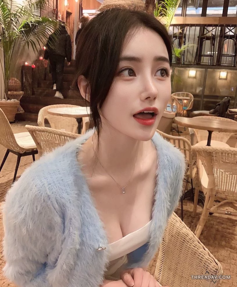IKEA正妹「火辣背影」讓人驚豔，「性感連身裝」辣到受不了！ - 網路美女大解析！
