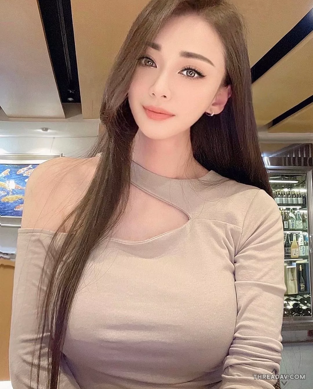 混血美女Queena風格大方展現驚人曲線！穿搭秘訣大公開