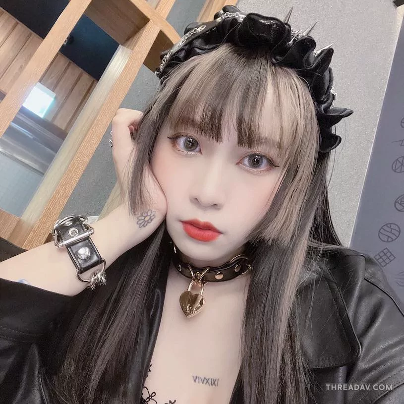 性感長髮美女「桃桃」誘人跪姿曝光，粉絲狂熱示愛不停歇！