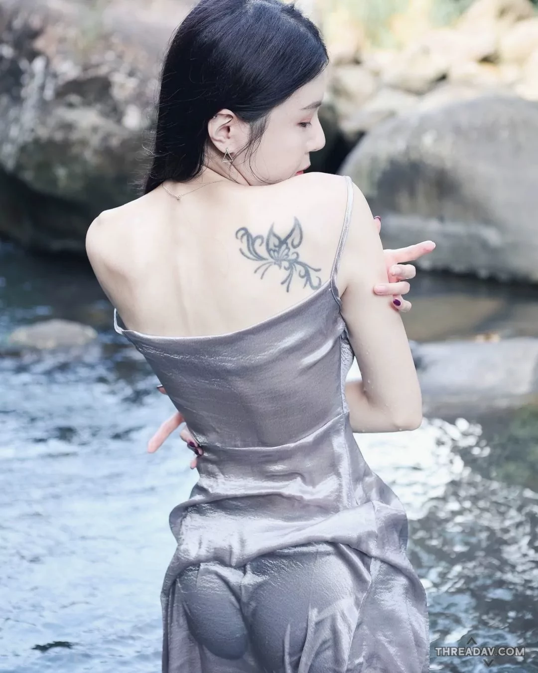 「小婞運」性感水精靈濕身誘惑，完美展現「渾圓蜜臀」 - 網路美女魅力大爆發