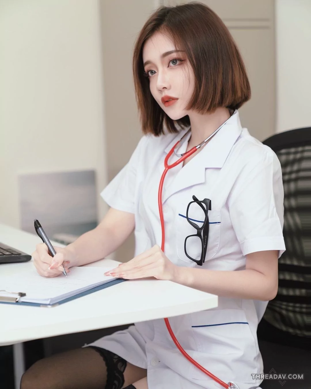 短髮美女林酸酸義診現場，魅力曲線治癒內傷病患 - 必看網路美女