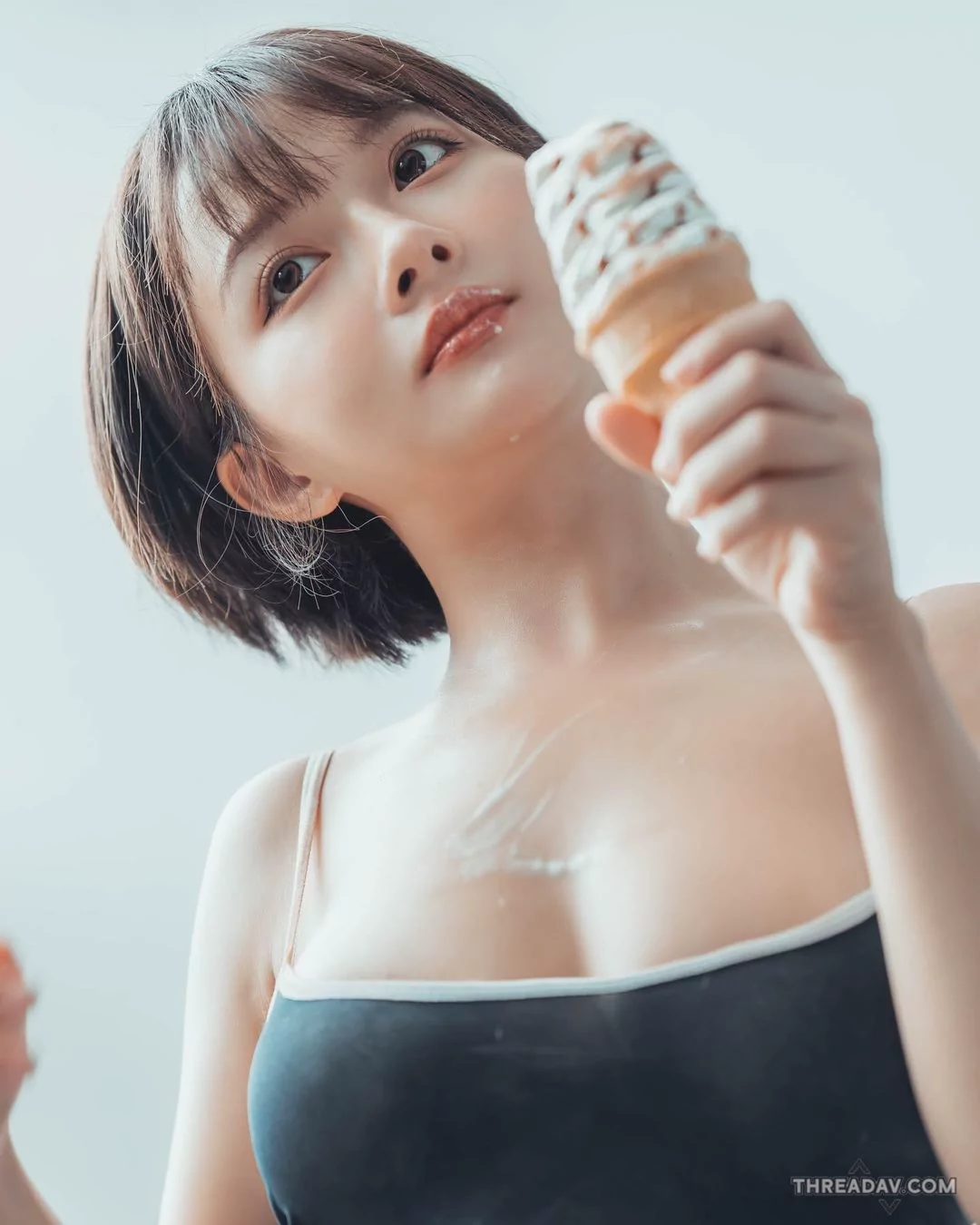 「史庫水少女」泡湯舔冰淇淋，上帝透視角「渾圓雙球」造福人心！ - 最新網路美女熱門話題