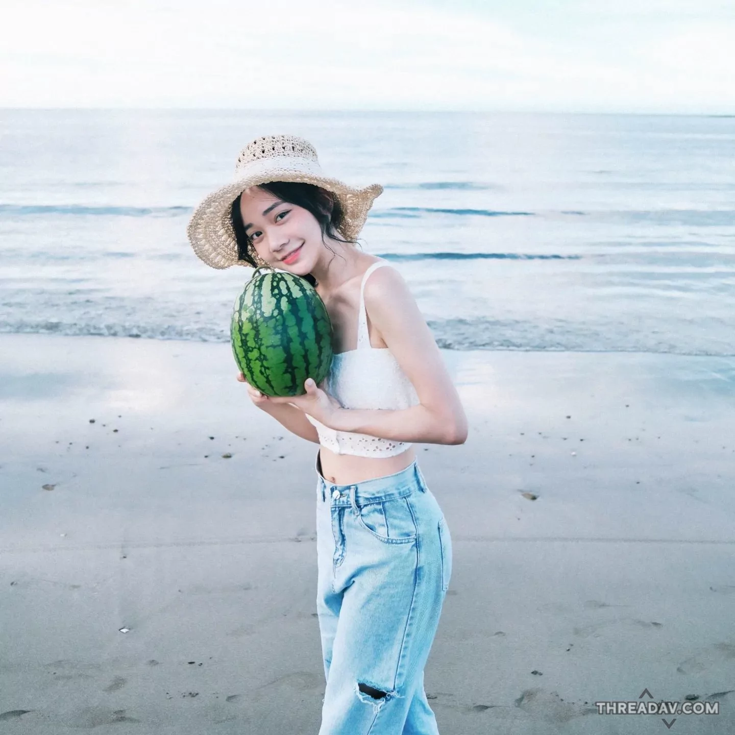 「海岸天菜」少女邊走邊吃西瓜，笑容甜翻整個海岸線！網友讚不絕口