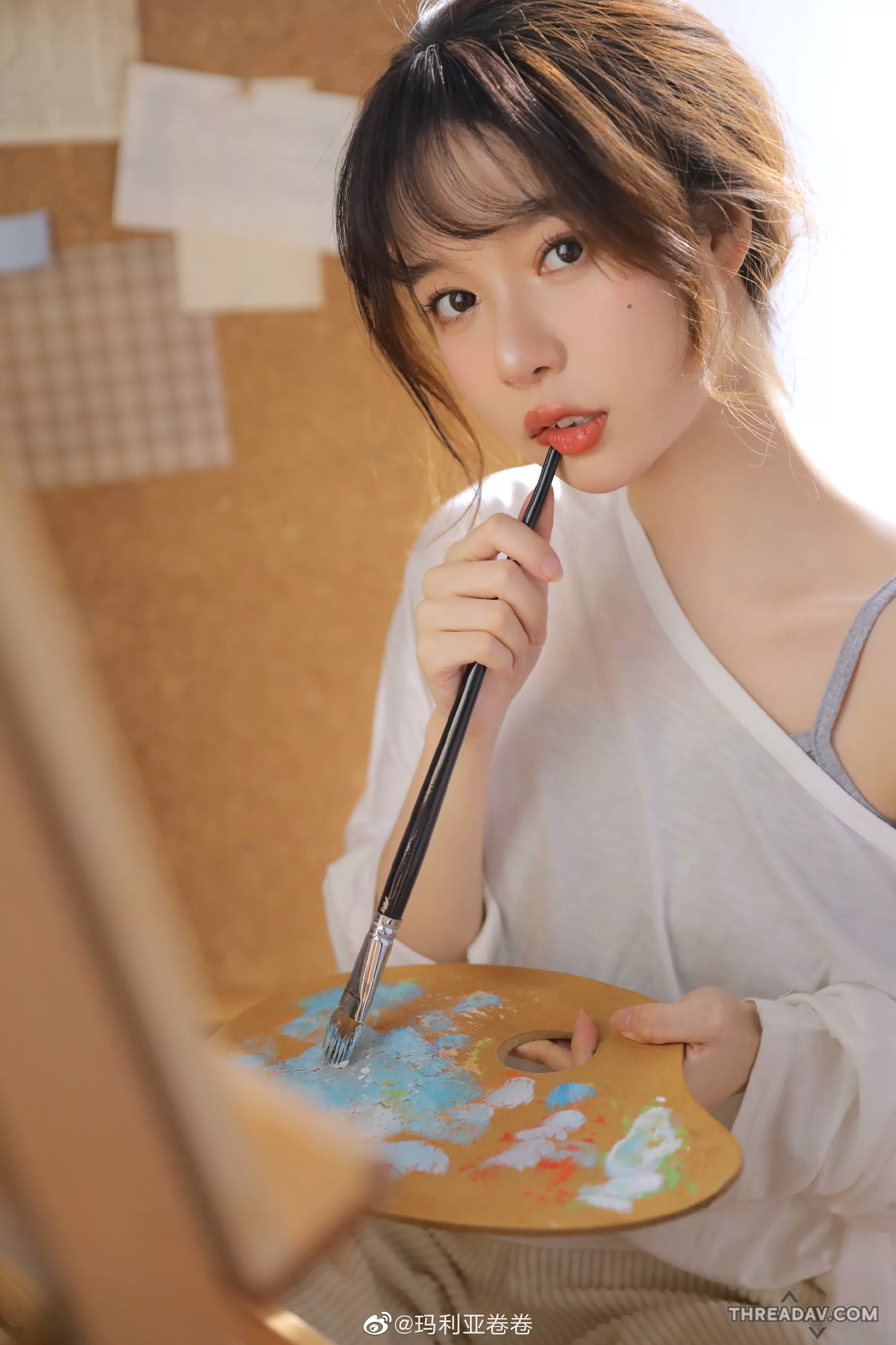 網路美女爆紅！正妹畫家性感香肩微撩，高中美照引網友暴動