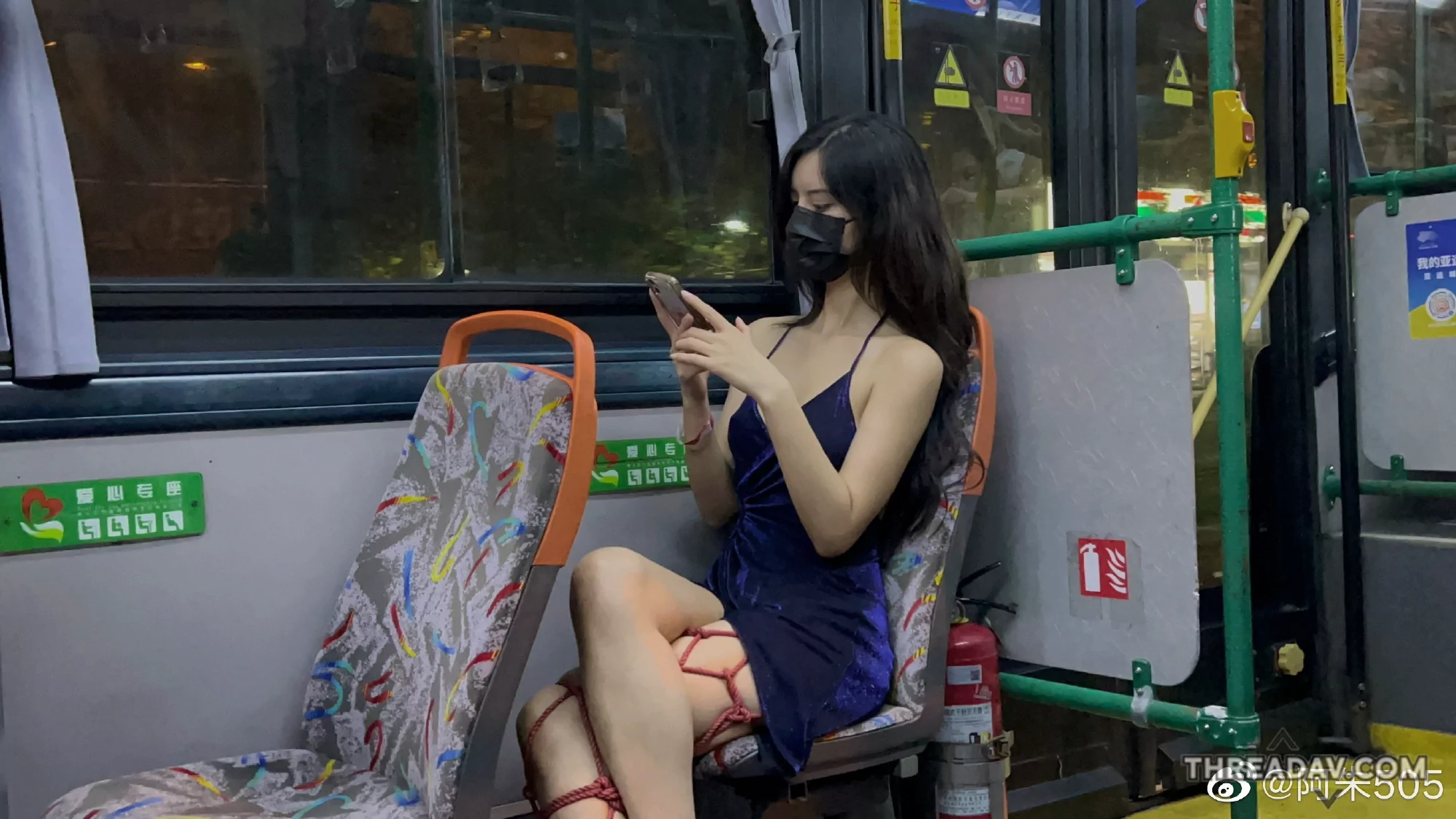 【爆】公車驚見性感長髮辣妹大解放！深V高衩秀美背，讓人目不轉睛！