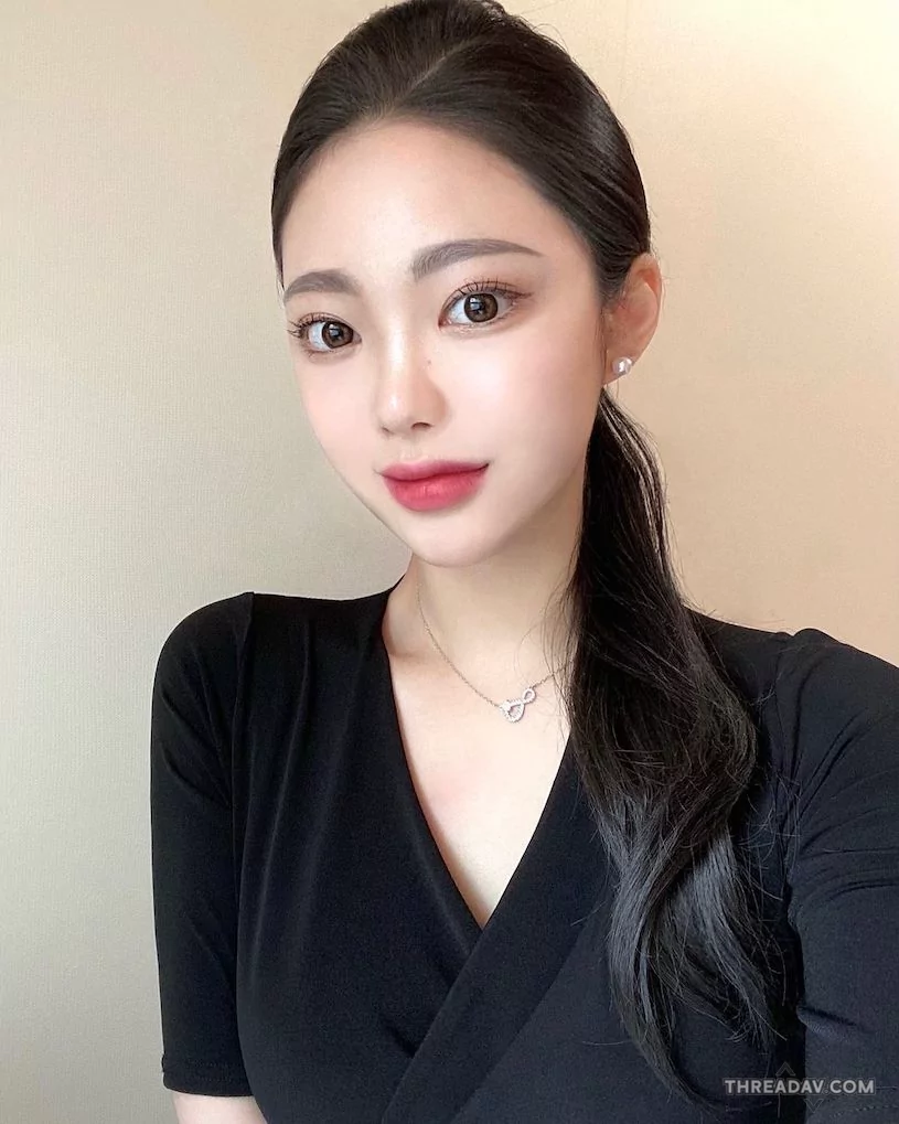 空姐服裝下的絕美顏值：性感曲線引爆網路，航空系正妹讓粉絲瘋狂！