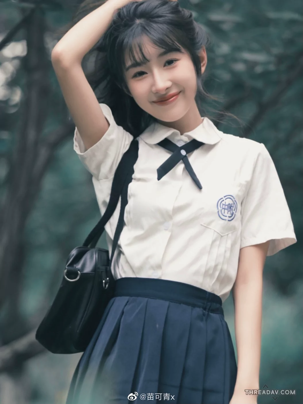 【超美學士服畢業照】音樂班正妹校花美顏X氣質出眾，網友大讚太迷人！