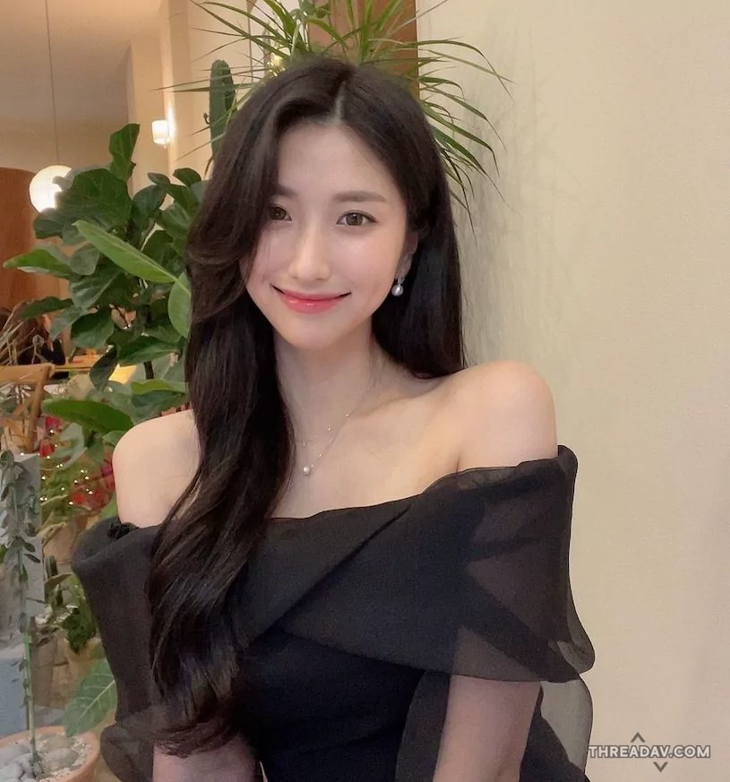 露肩美女姐姐海邊玩水造型曲線超讚，吸睛必看！