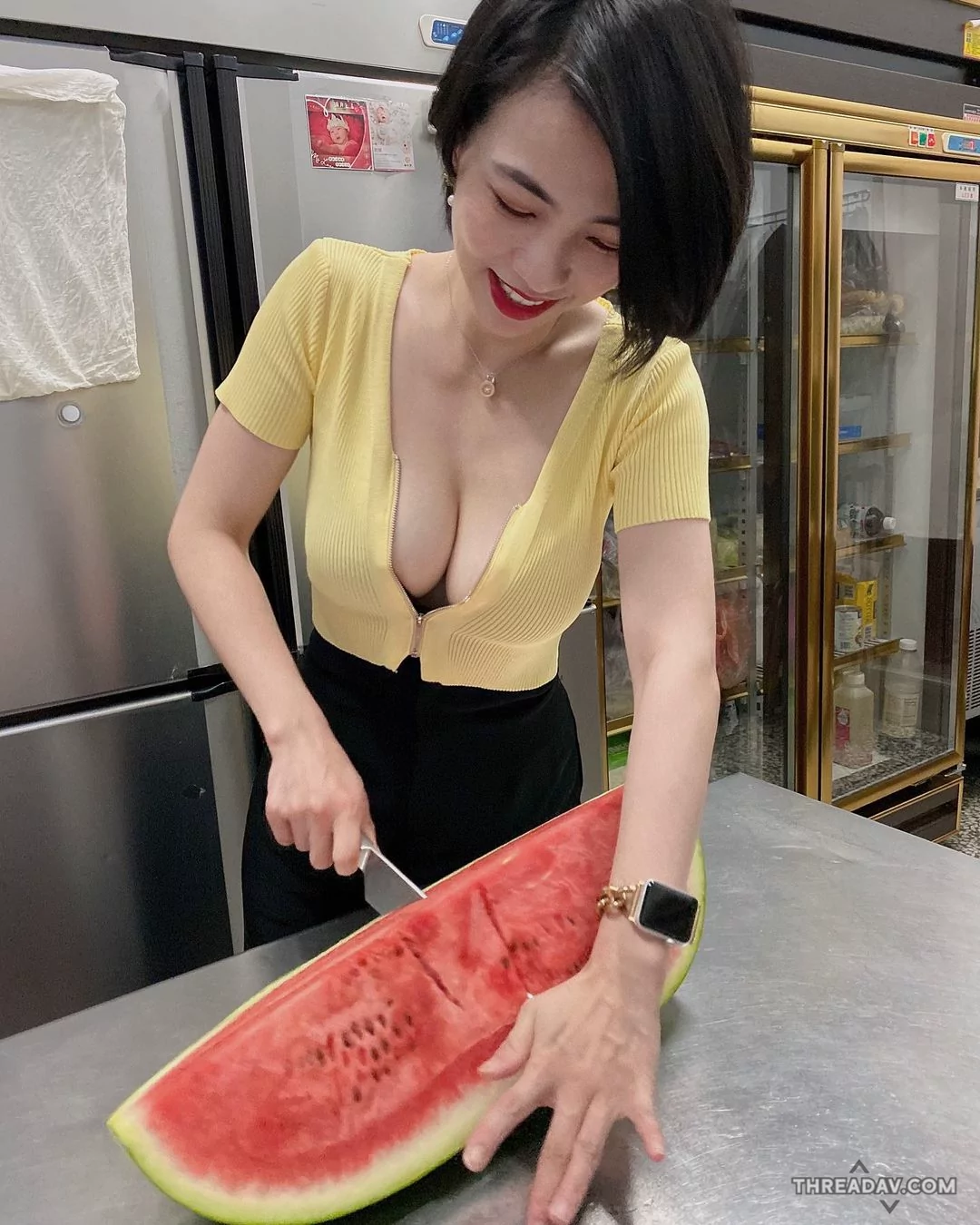 短髮御姐「吃勤 Chi Chin」巨乳豐滿好迷人！低胸採買榴槤讓網友驚呼：那麼大！