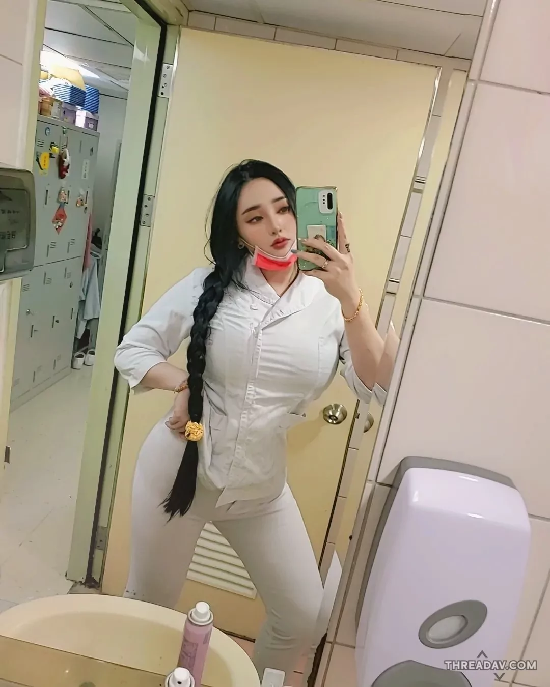 【震撼】11年經驗最資深護理師「黃靜」乳量驚人，制服快爆炸！- 網路美女熱門話題