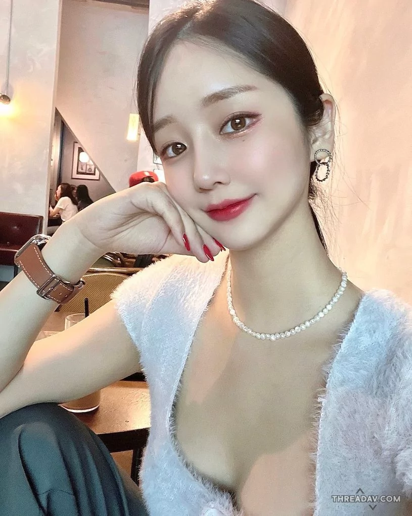 「低領火辣展現水光肌」網路美女曲線引爆眾目！