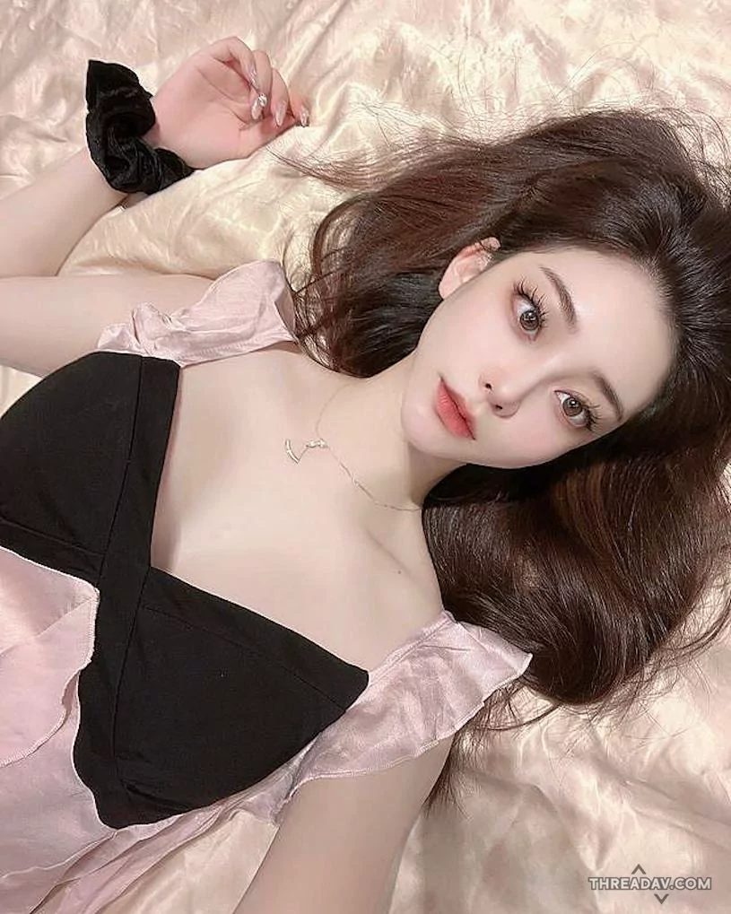 火辣正妹刷牙時驚豔曝光，北半球太誘人！網友瘋狂點擊