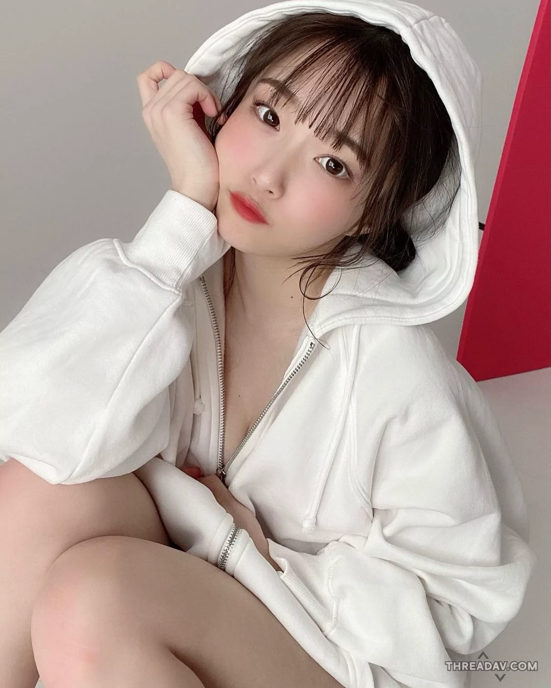 女團成員岸みゆ性感跪地包緊緊！外套營造完美曲線，粉絲瘋狂心動 - 網路美女