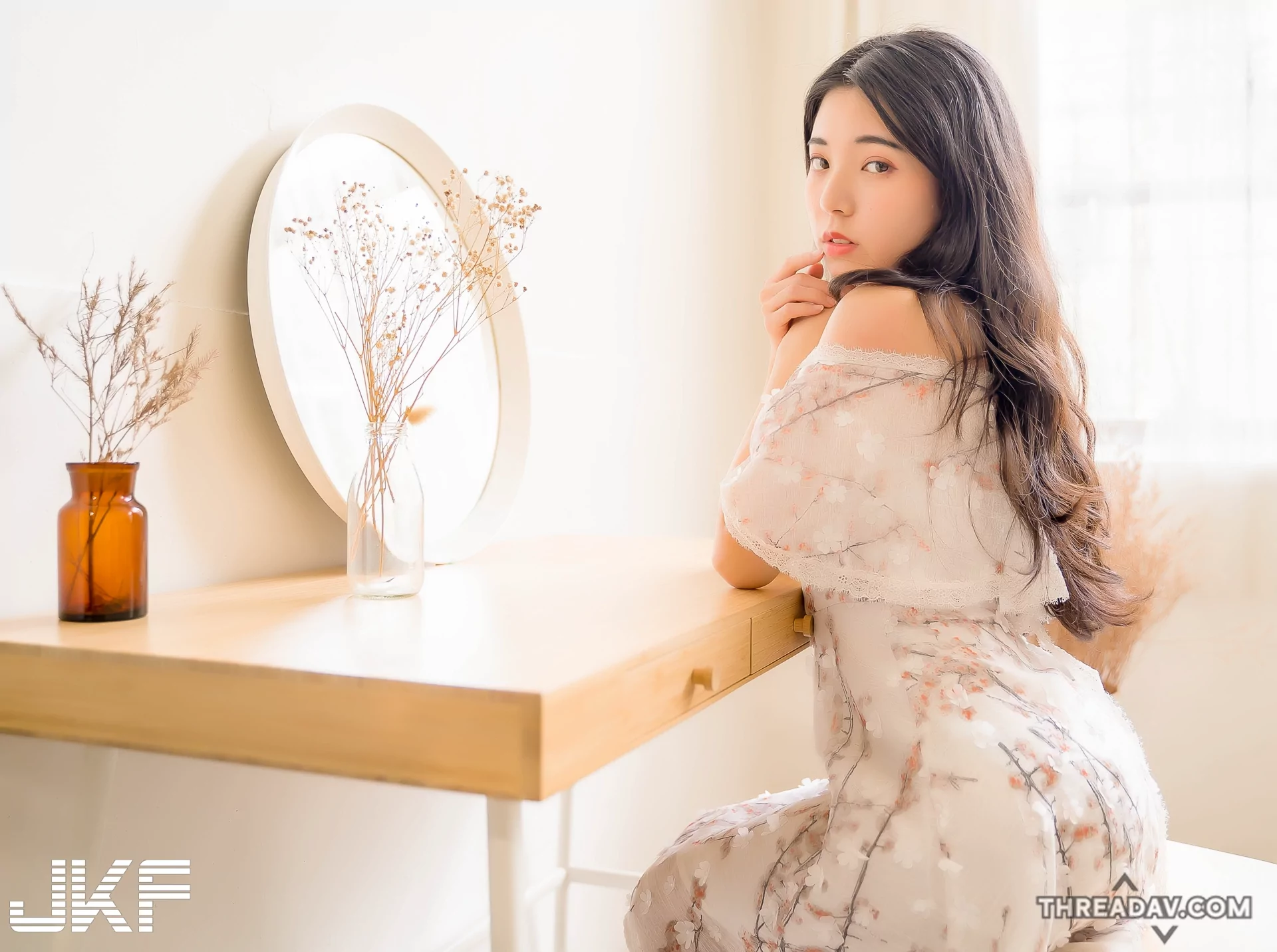 「瑀彤 Shirley」碎花洋裝展曼妙曲線，清新甜美小公主的迷人風采！