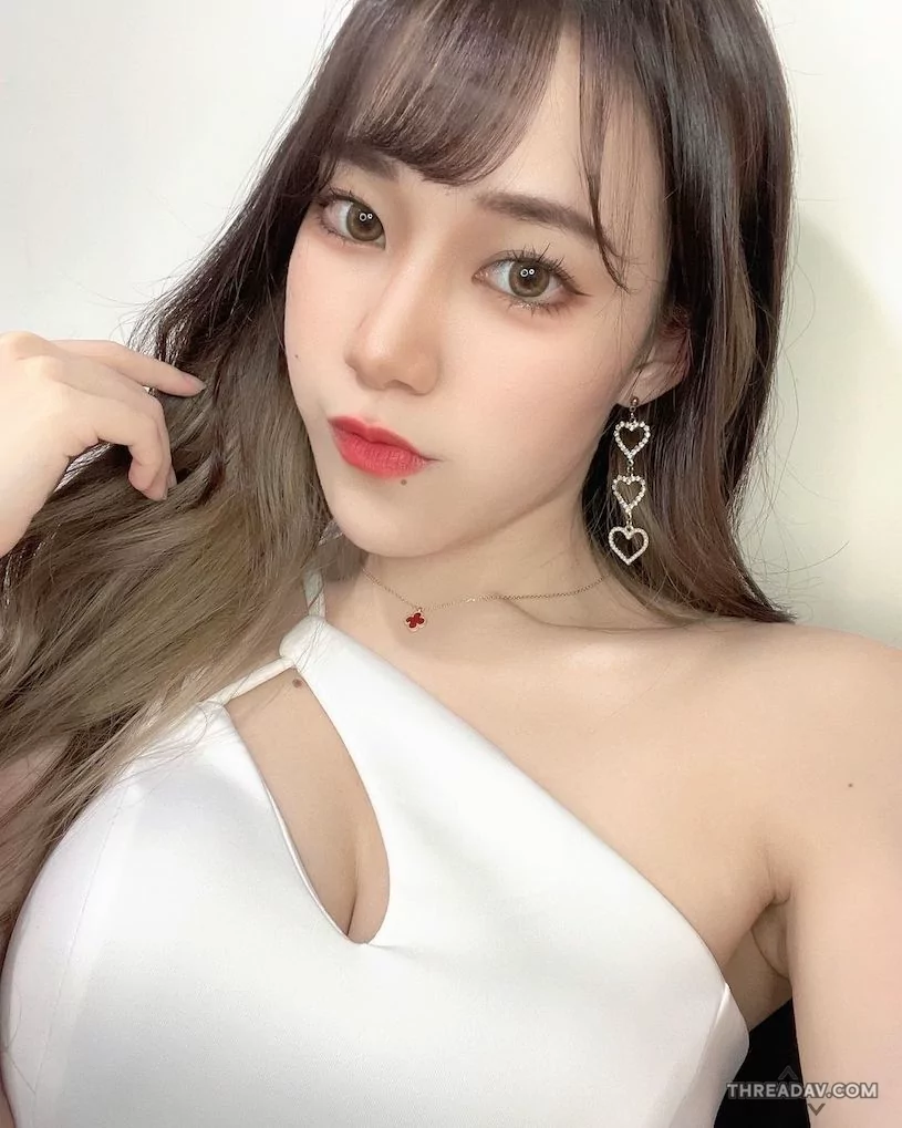 甜心「心兒」深V時尚爆棚，IG展現絕美曲線！探索網紅美女新風采