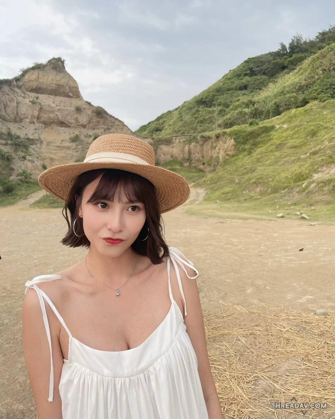「迷人主播曬出小麥肌！陽光笑顏美景飄仙氣」 - 網路美女