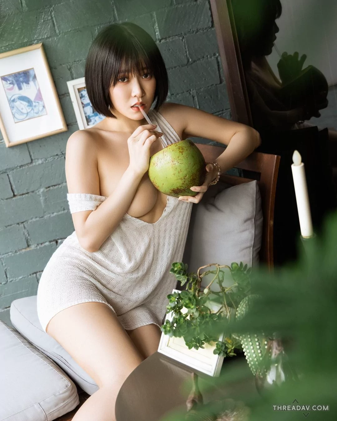 清新妹子「語萱菈菈」大秀豪乳吸椰子水，網友讚：「超消暑必備！」 - 美女網紅