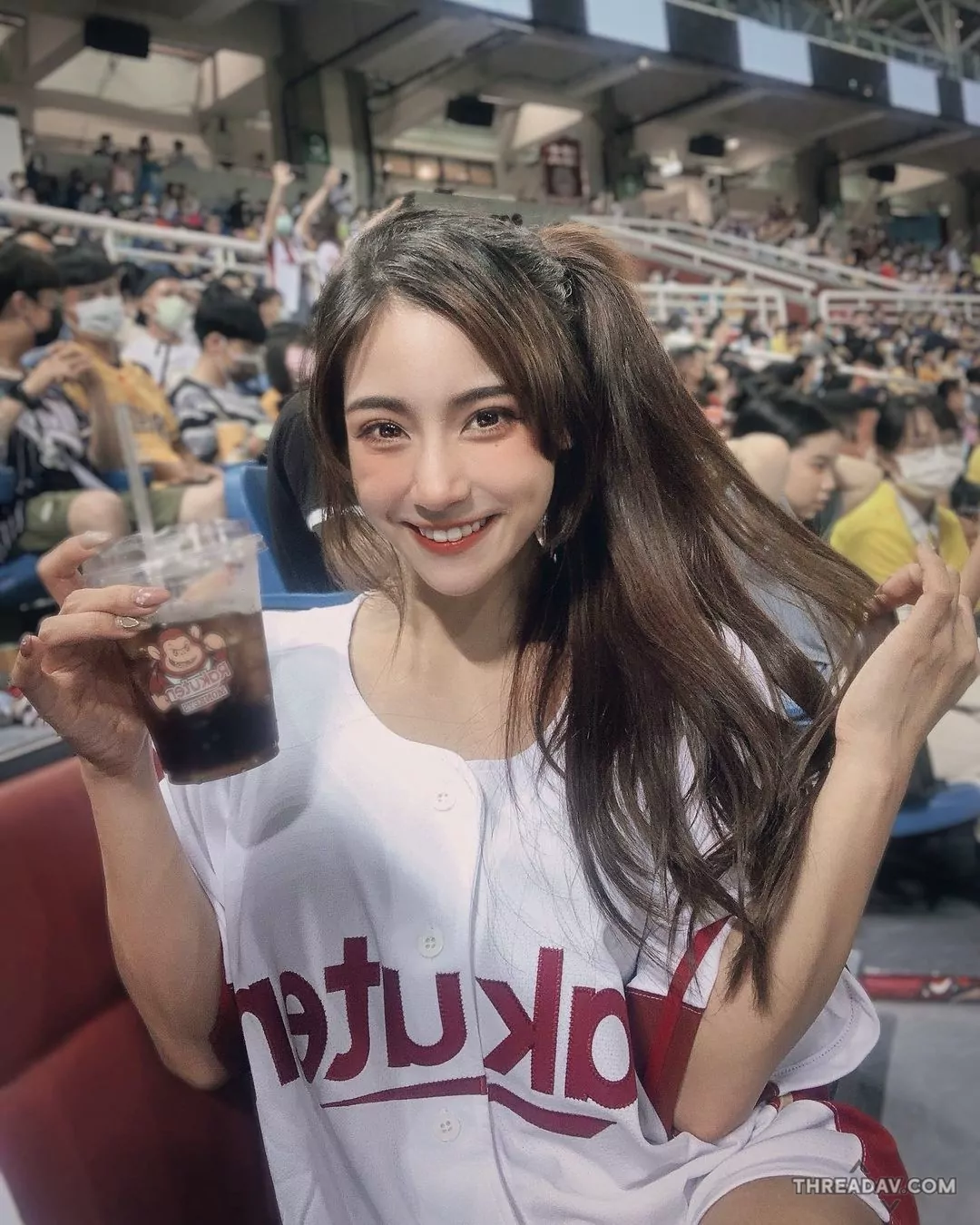 樂天球賽現場爆紅！「絕美吱寶」酒窩甜笑萌翻全場 - 網路美女強勢應援