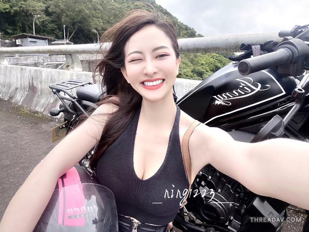 重機女神「jinny啾甯」笑容超甜美！網友讚嘆「火辣長腿」騎乘風情萬種！