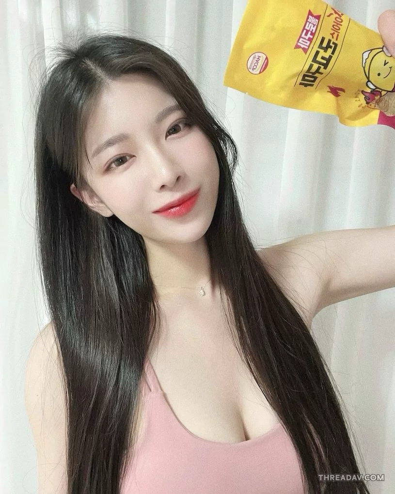 火辣長髮正妹運動時展現誘人緊實線條！網路美女引爆話題