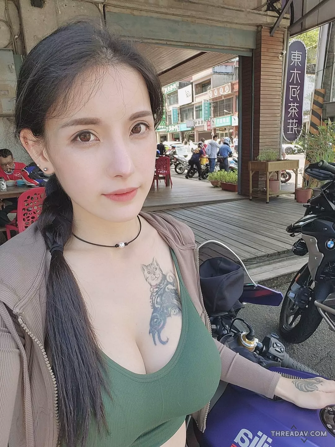 火辣性感！H罩杯R6女神周妍坪林賣花生勾網友朝聖 - 網路美女
