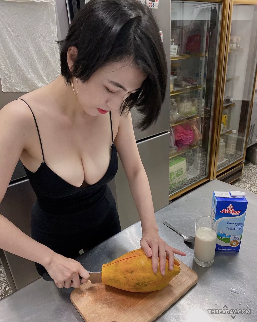 新鮮現榨水果妹「吃勤 Chi Chin」木瓜牛奶，網友一致讚嘆！