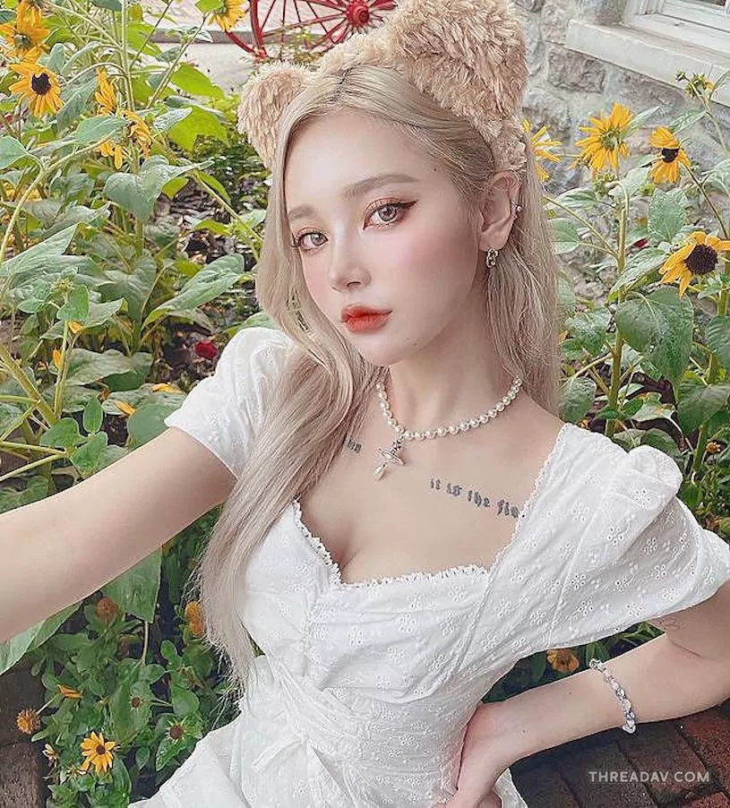 網紅美女大變身！性感辣妹風「內衣開箱」照曝光，網友熱議！