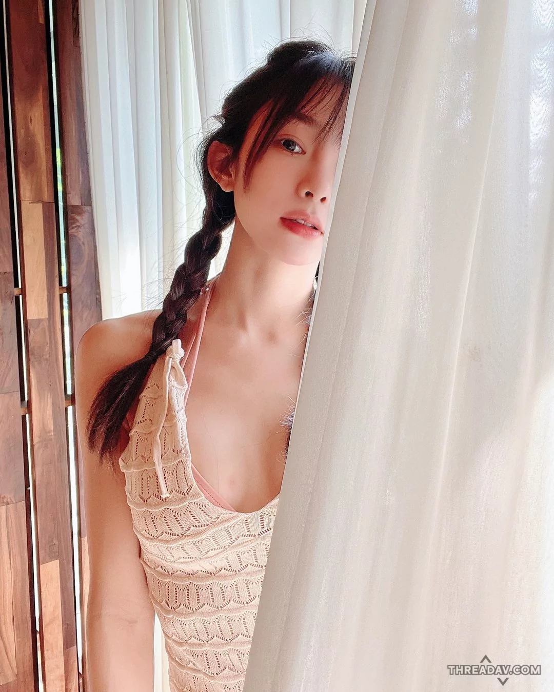 夏日正妹被襲擊！網友驚呼「完美草莓種在柔嫩胸前」