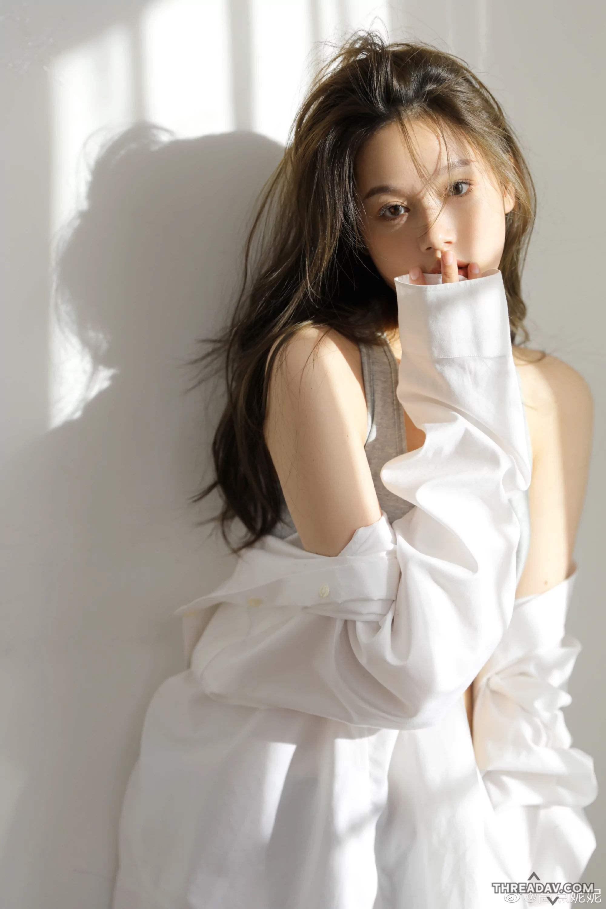 氣質正妹小露香肩美照火熱話題！甜美與性感的完美融合