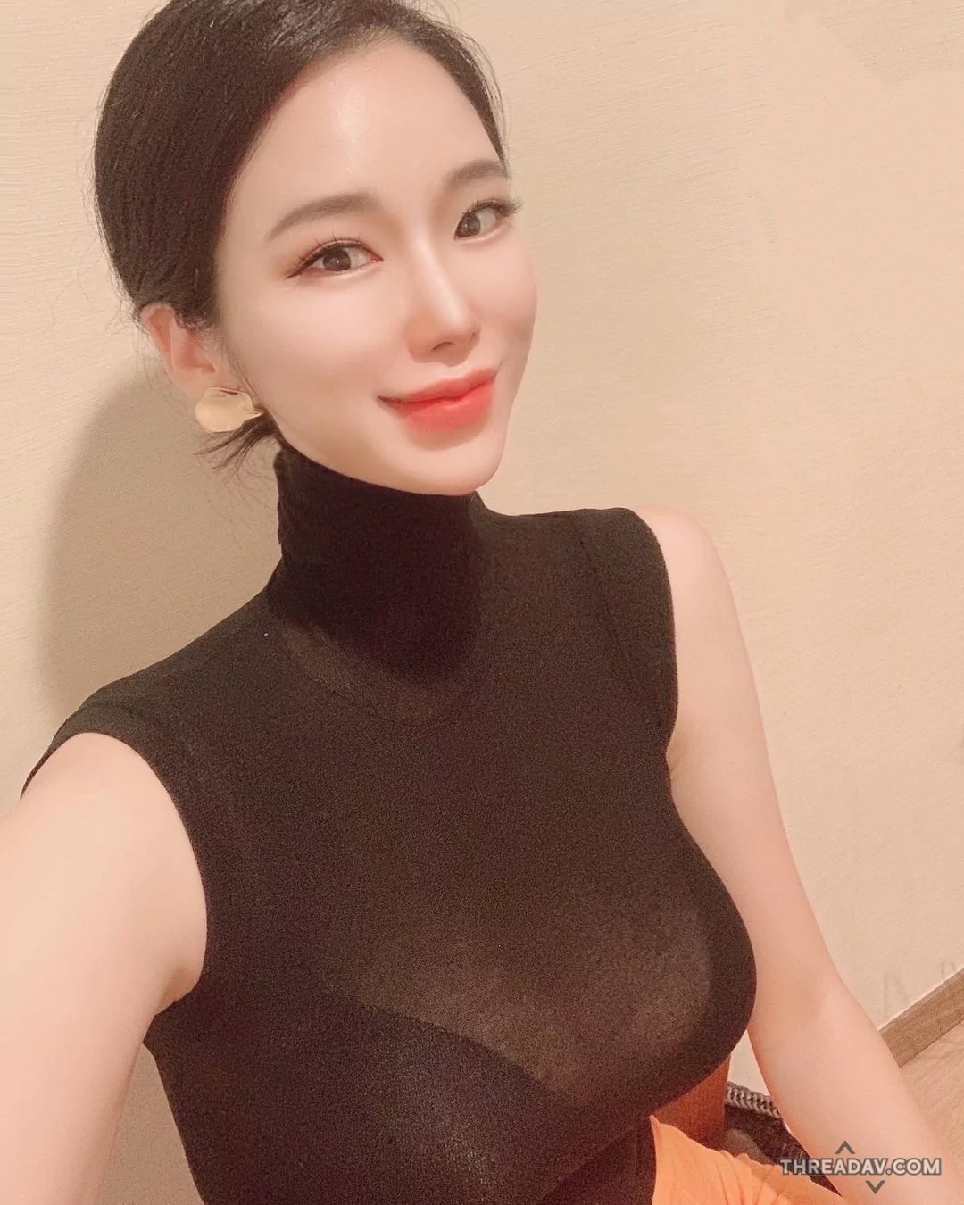 網拍女神驚豔曬出不科學腰臀比！近照展示超肉感長輩，令網友驚豔不已