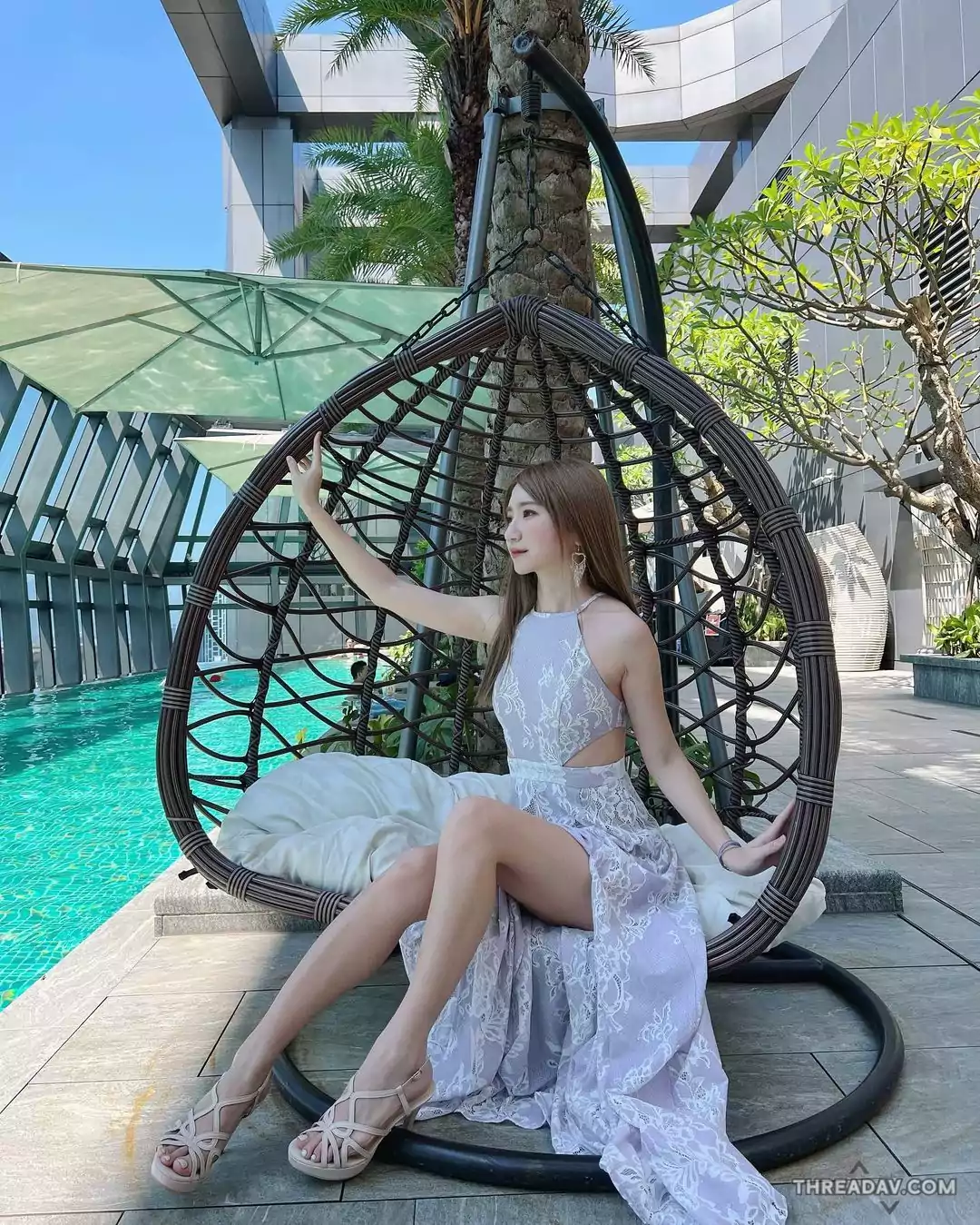 長腿美女Cherry在吊床上的迷人姿態與淺笑，網友全陶醉！