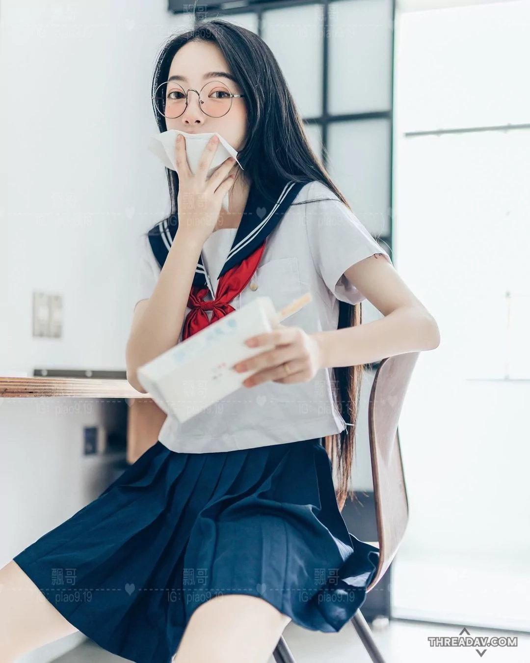 驚人變身！青澀眼鏡妹水手服下的驚喜，網路美女展現魅力背影與豐滿曲線