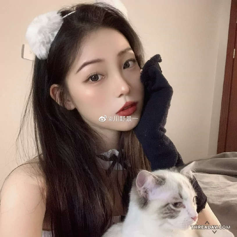 「暗黑系成熟正妹」修長曲線讓你無法移開目光！ - 網路美女魅力無窮
