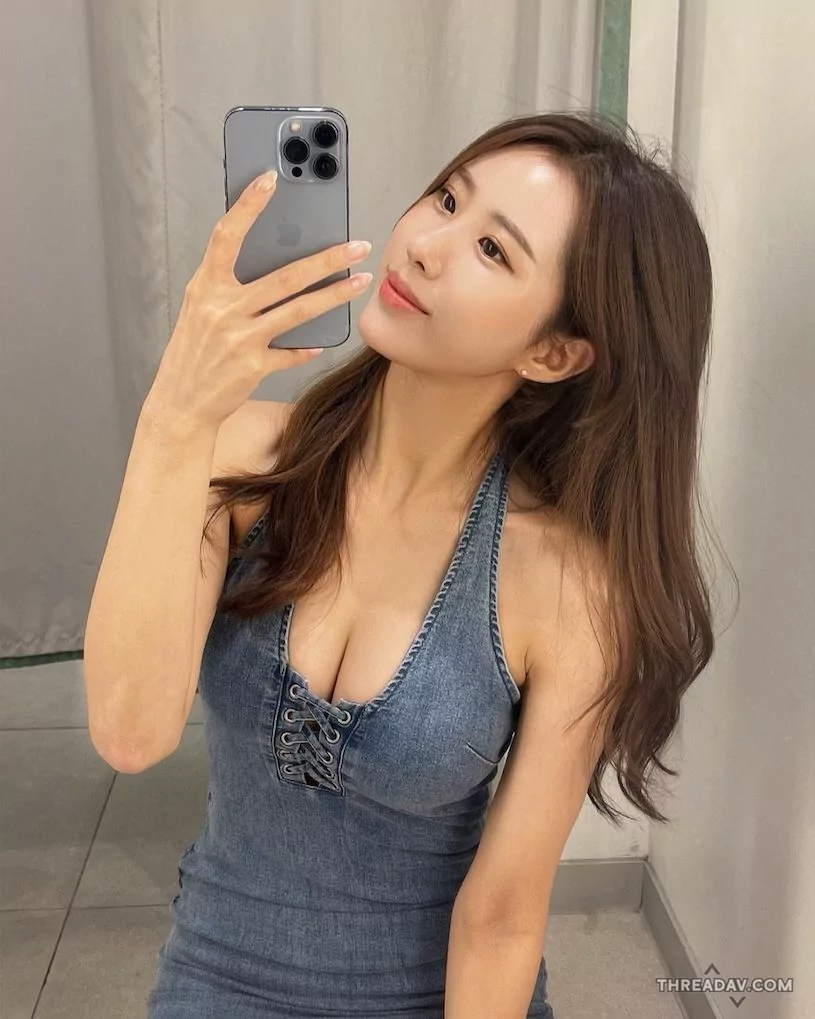 長髮美女牛仔緊身裝自拍，姿勢誘人超吸睛！