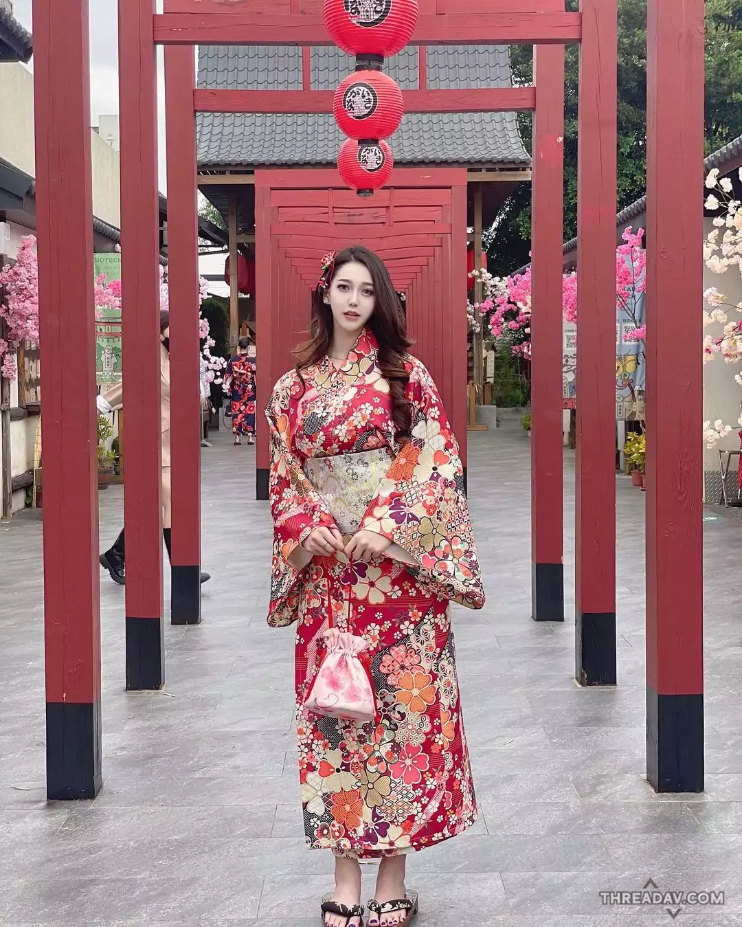日式老街現身「和服正妹」Miko米可，白皙貌美性感好身材！吸引眾多目光！