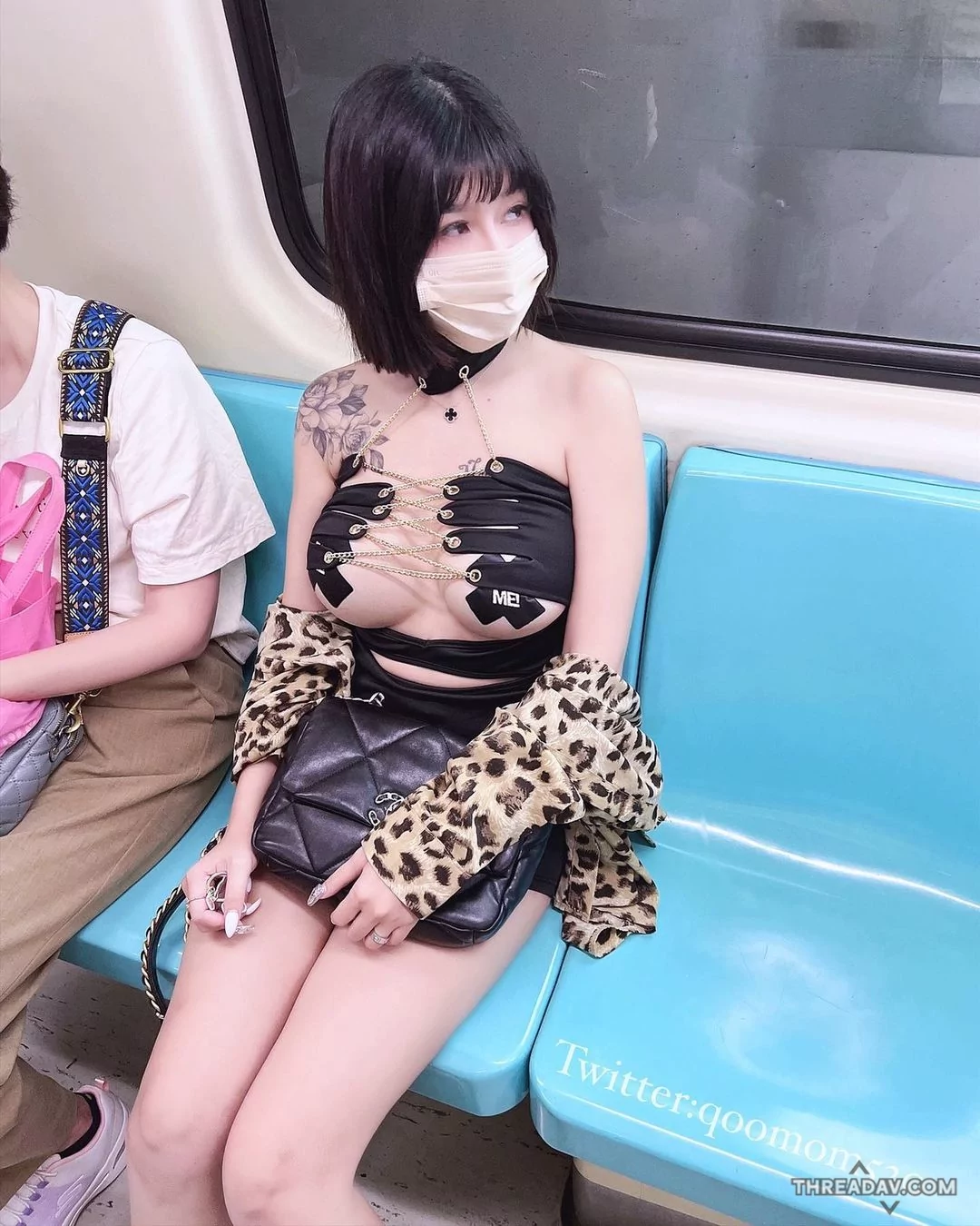 【爆笑影片】捷運上的巨乳口罩妹！乘客驚呆到尖叫不止！