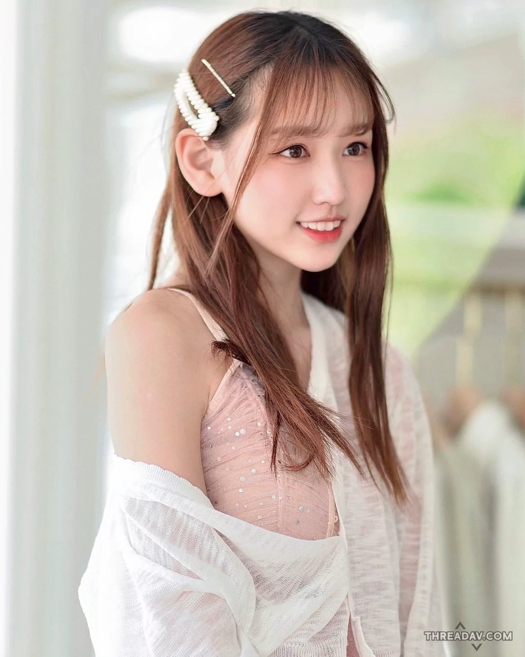 「伊品 Lora」天使般容顏與驚人長腿：台藝大清純美女引爆網路！