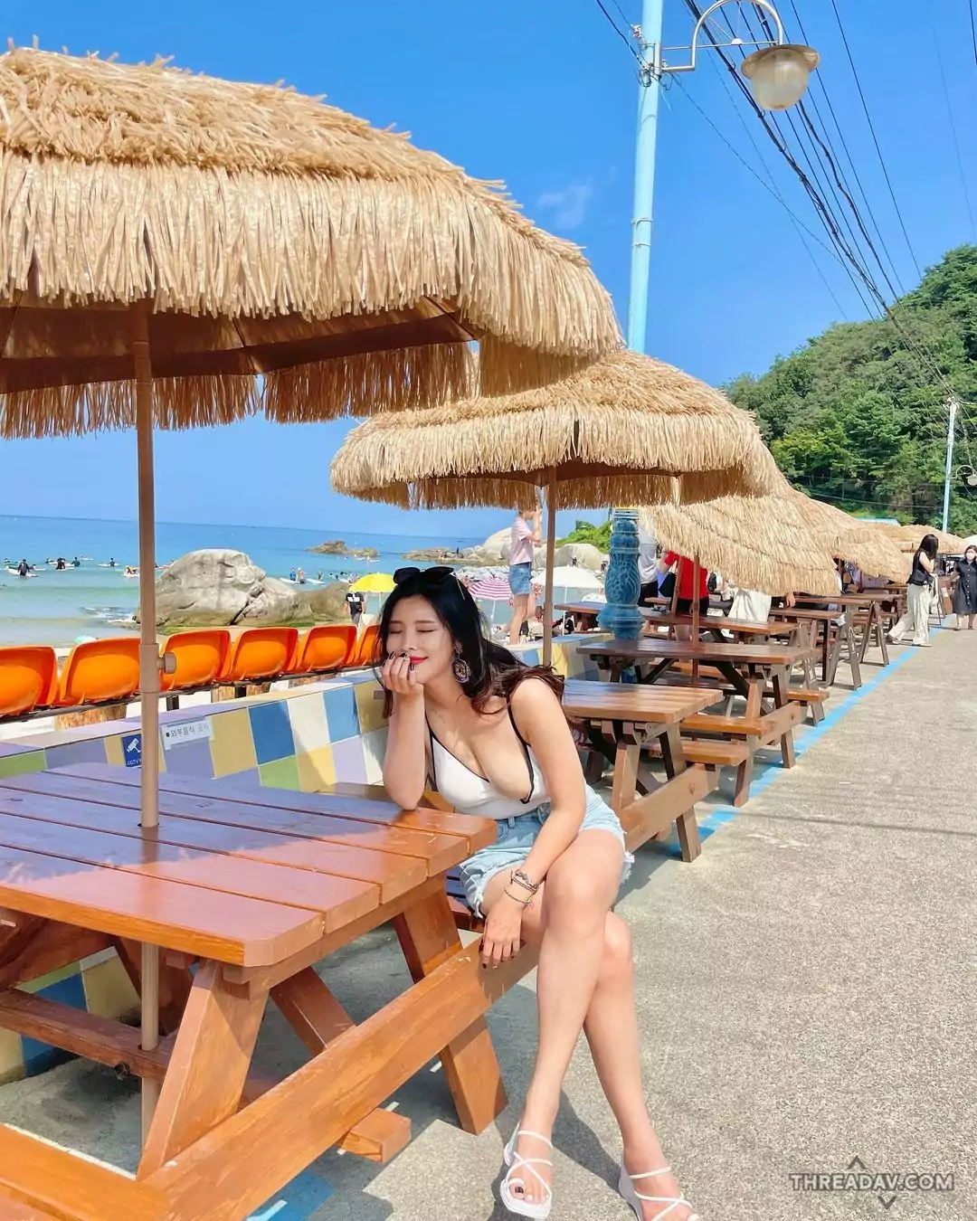 夏日長腿美女放假失控！小背心瞬間不支，驚險畫面曝光！