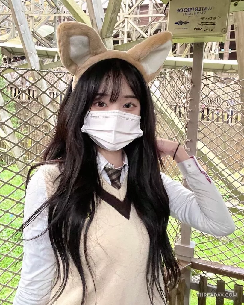 【爆紅正妹】制服美眉「泳池誘惑」，瞬間吸引眾多遊客目光！ - 網路美女
