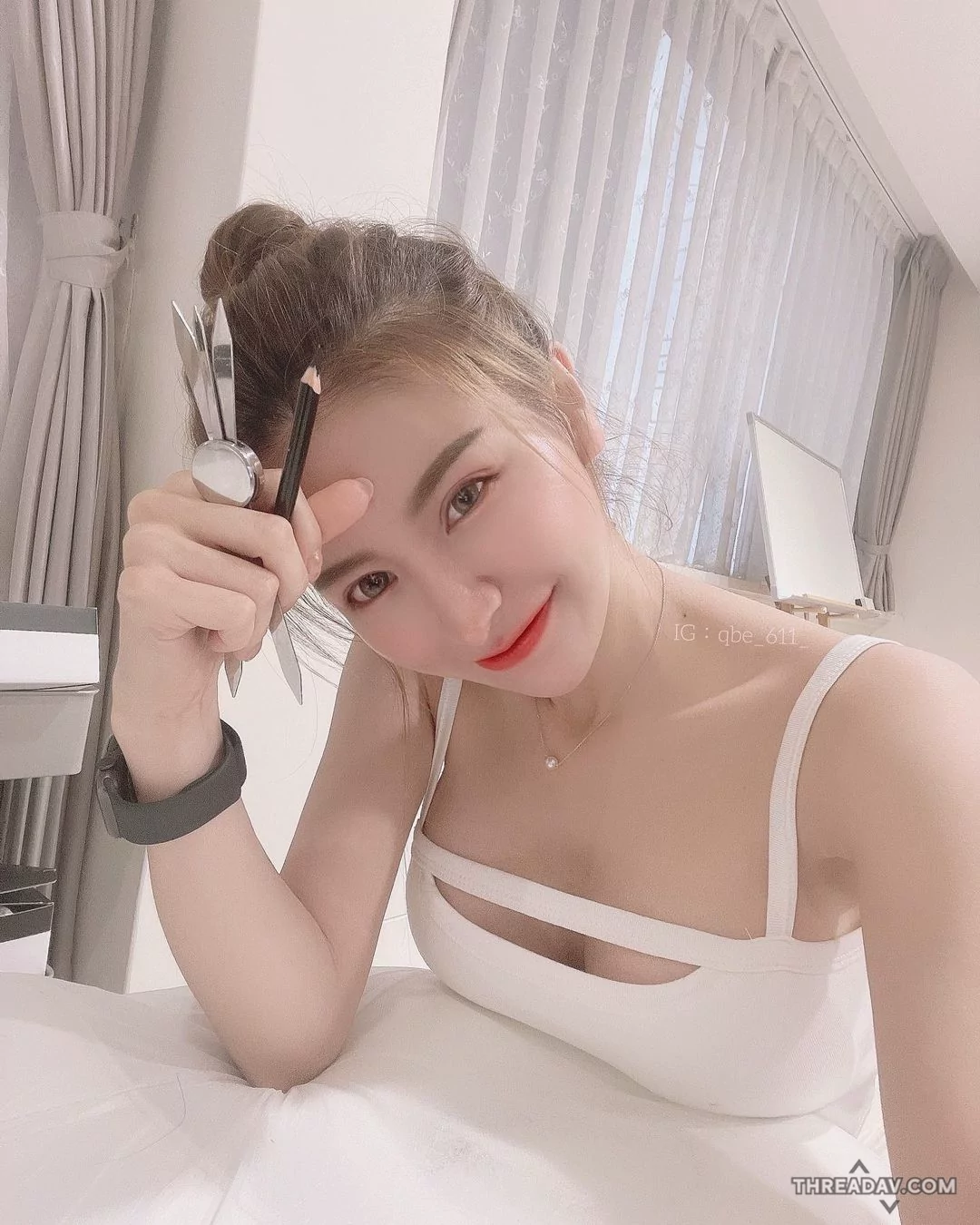 「女神級飄眉師親自服務！近距離接觸讓你心跳加速 - 火辣美女如何專業畫眉？」