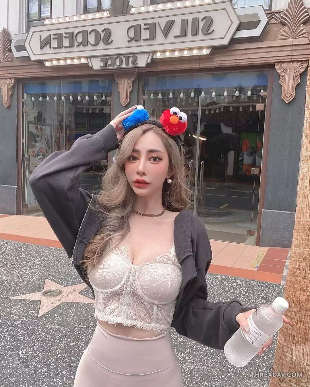 魅力爆表！Nini妮妮馬甲裝展現火辣曲線，讓你無法移開視線！
