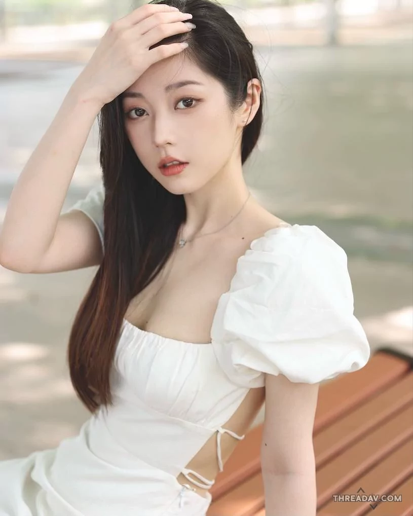 長髮音樂女神「顏值好高」，挖空洋裝造型太性感！網路美女必看