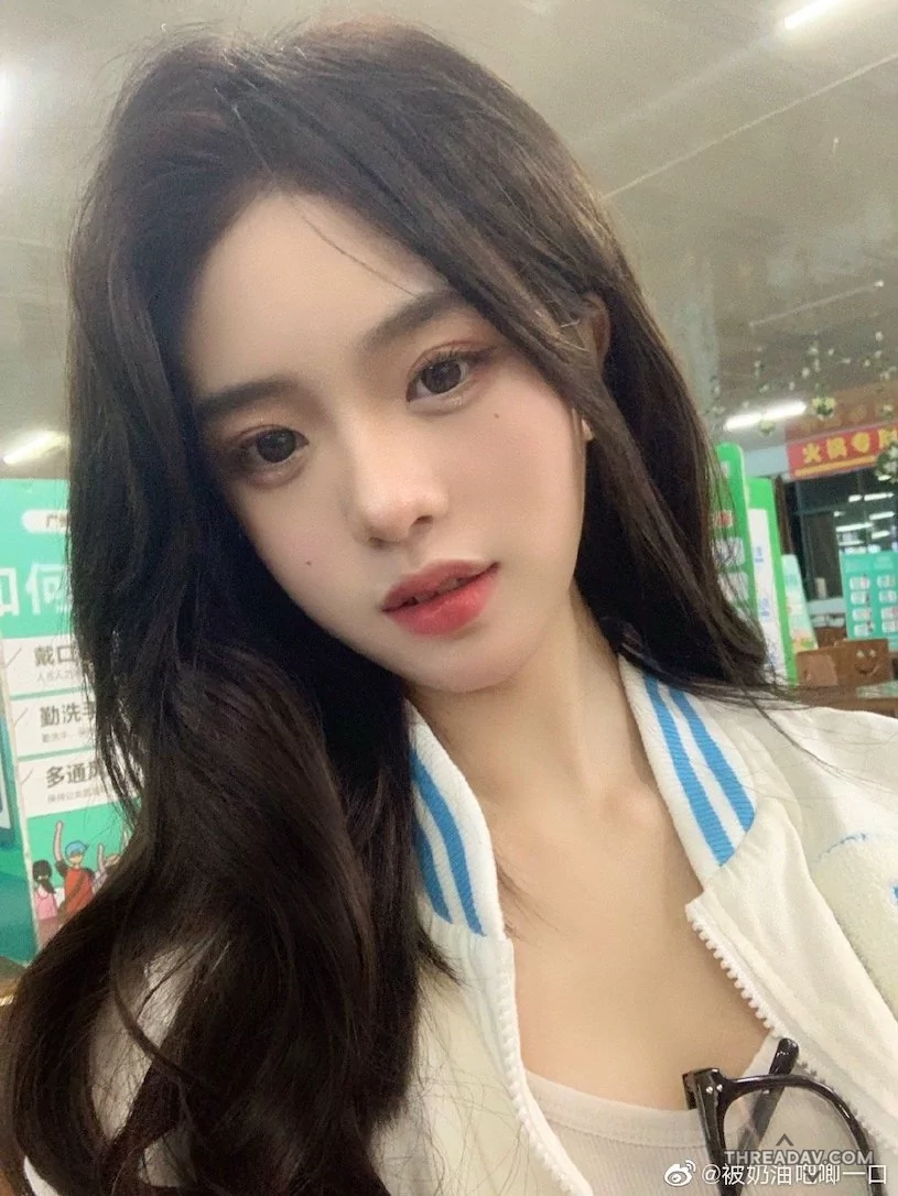 校園美女爆紅！超人氣校花的細肩帶造型，不可錯過的迷人魅力！