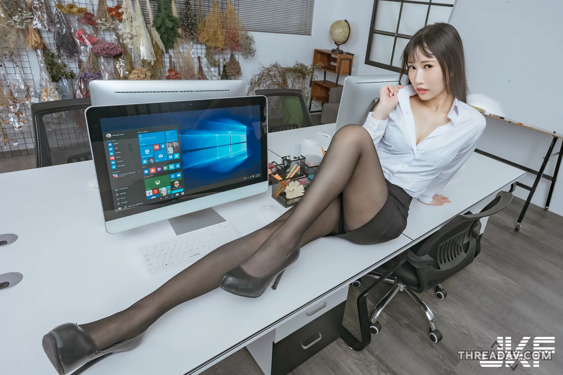 「黑絲撩人」正妹OL又又大膽爬辦公桌 - 性感小隻馬的誘惑!