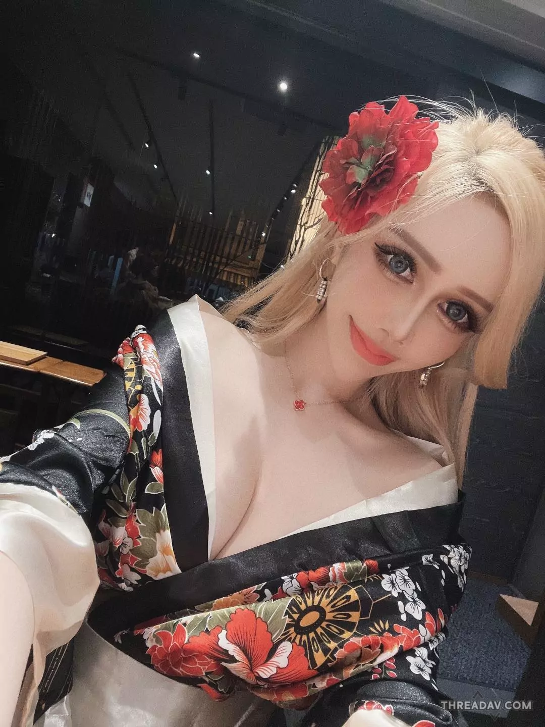 JKF女郎「雲嫣」逛羅東夜市穿這樣！網友驚呼：今晚羅東又暴動了！