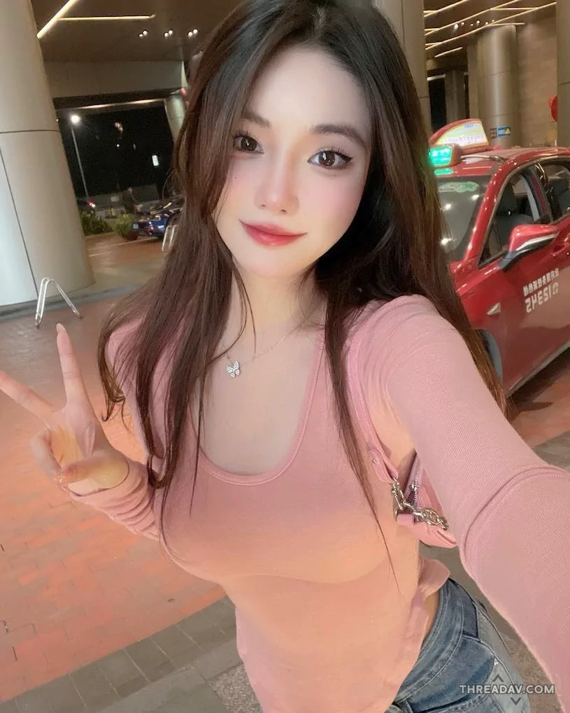 迷人正妹賣家展現「粉紅造型」，性感事業線讓人無法抗拒！- 網路美女魅力無限